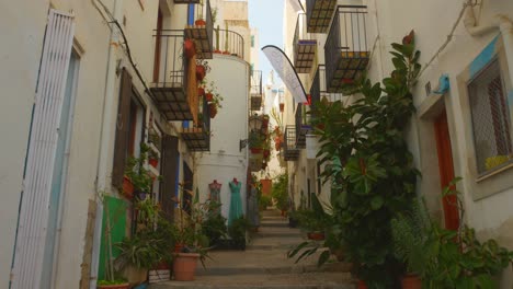 Casco-Antiguo-Conservado-Con-Plantas-De-Flores-En-Macetas-En-El-Pueblo-Residencial-De-Peníscola,-España