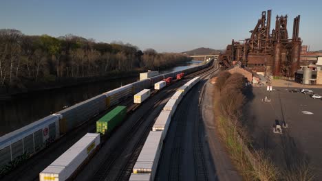 Una-Vista-Aérea-De-Los-Trenes-De-Carga-En-Belén,-Pensilvania,-En-Un-Día-Soleado,-Con-La-Planta-Siderúrgica-De-Belén-Al-Fondo.