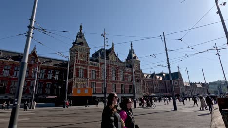 Wide-view-of-entrance-to-central-station,-pedestrians-passing-by