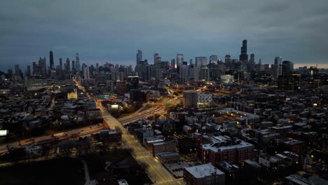 Traffic-on-the-Illuminated-interchange-90,-in-River-West,-Chicago,-USA---Aerial-view