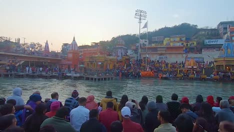 Personas-Reunidas-En-Ganges-Aarti,-Oración-Religiosa-Por-La-Noche-En-La-Orilla-Del-Río,-El-Video-Fue-Tomado-En-Har-Ki-Pauri-Haridwar-Uttrakhand-India-El-15-De-Abril-De-2023