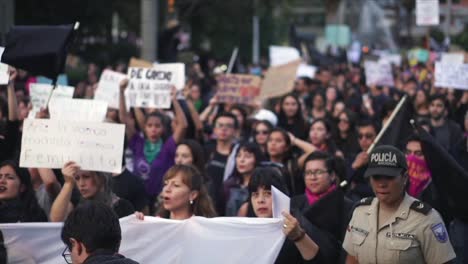 Una-Multitud-De-Mujeres-Y-Hombres-Protestan-Pacíficamente-Contra-La-Desigualdad.