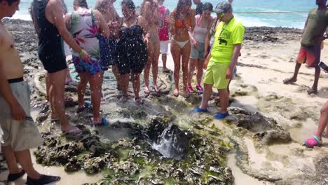 Atracción-Turística-Con-Fenómeno-Natural,-Espiráculo-En-La-Isla-De-San-Andrés,-Colombia