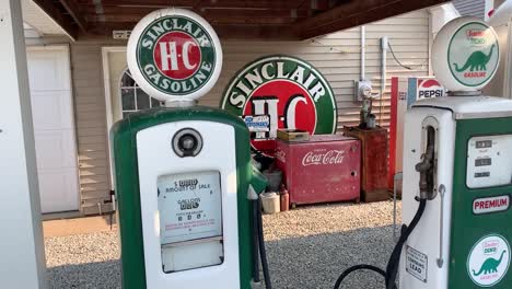 Vintage-Grüne-Sinclair-Benzinpumpen-An-Einer-Alten-Tankstelle-04