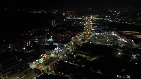 Hiperlapso-De-Tráfico-En-Las-Concurridas-Calles-De-Manzanillo-Por-La-Noche-En-Colima,-México