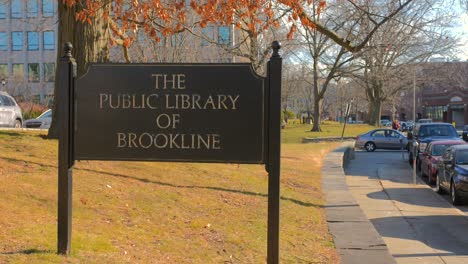 The-Public-Library-Of-Brookline-Sign-In-Boston-Suburbs-At-Brookline,-Massachusetts,-USA