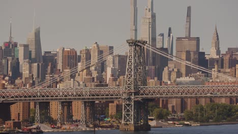 Amplia-Toma-De-Zoom-Que-Muestra-El-Tren-Cruzando-El-Puente-De-Manhattan-Frente-Al-Horizonte-De-Nueva-York