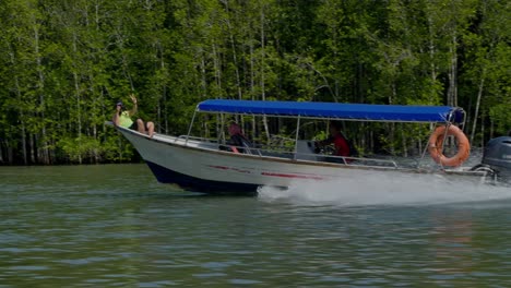 Ein-Touristenboot,-Das-Entlang-Eines-Flusses-Im-Kelim-Geoforest-Park-In-Lankawi,-Malaysia,-Fährt