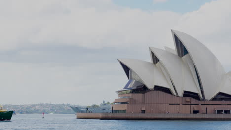 Die-Große-Männliche-Fähre-Fährt-Am-Opernhaus-In-Sydney,-Australien,-Vorbei