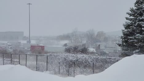 Snow-blizzard-or-white-out-conditions-slow-down-traffic-of-cars-and-large-trucks