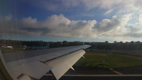 Impuestos-De-Avión-En-João-Paulo&#39;s-II-En-La-Ciudad-De-Ponta-Delgada-En-La-Isla-De-São-Miguel-En-Las-Azores-Por-La-Mañana-Con-El-Sol-Al-Fondo