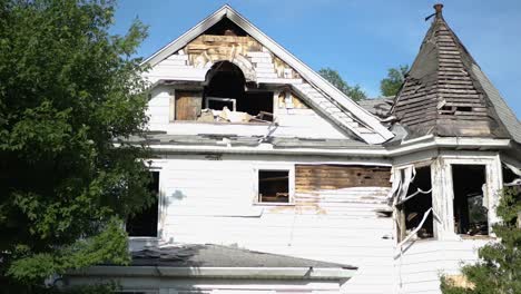 Vista-De-La-Casa-Blanca-En-Ruinas-En-Michigan,-Detroit