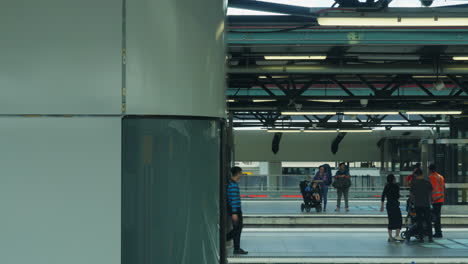 Pasajeros-Del-Tren-Esperando-En-El-Andén-En-Sydney-Central,-Australia