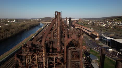 Eine-Luftaufnahme-Der-Stahlstapel-Von-Bethlehem-In-Pennsylvania-An-Einem-Sonnigen-Tag