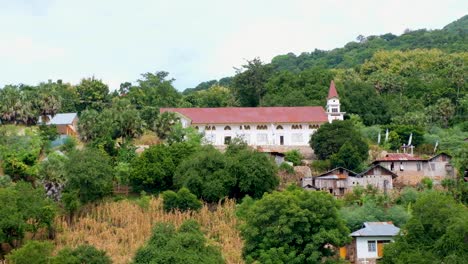 Wunderschöne-Kirche-Auf-Dem-Hügel-Einer-Tropischen-Insel,-Umgeben-Von-Grünen-Bäumen-Auf-Der-Insel-Alor,-Ost-Nusa-Tenggara,-Indonesien