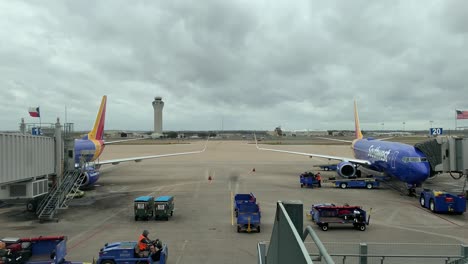 Aeropuerto-Estableciendo-Un-Disparo-En-Un-Día-Nublado-Con-Aviones-En-Primer-Plano