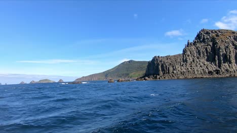 Isla-Bruny,-Tasmania,-Australia---15-De-Marzo-De-2019:-Lancha-Rápida-Que-Pasa-Por-Afloramientos-Rocosos-En-La-Isla-Bruny-De-Tasmania