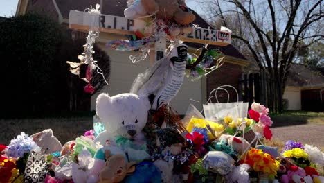 Tyre-Nichols-memorial-site-in-Memphis,-Tennessee-with-gimbal-video-close-up-pan-left-to-right