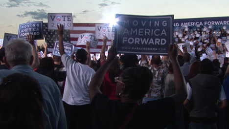 Una-Gran-Multitud-Demócrata-Agita-Pancartas-En-Celebración-En-Una-Manifestación-En-Movimiento-Hacia-Adelante-De-Estados-Unidos-A-La-Que-Asistió-El-Presidente-Barack-Obama-En-La-Escuela-Secundaria-Orr-En-Las-Vegas.