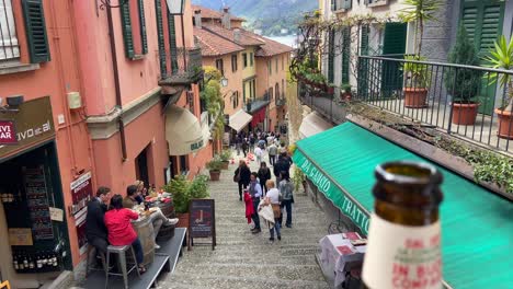 Cerca-De-Una-Persona-Que-Sostiene-Un-Calzone-Italiano-Y-Una-Botella-De-Cerveza-En-El-Tradicional-Pueblo-De-Bellagio-En-El-Lago-Como