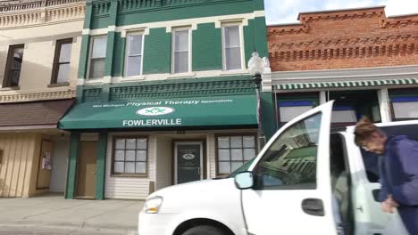 Fahrt-Durch-Die-Kleine-Innenstadt-Von-Fowlerville,-Michigan