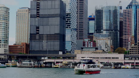 Un-Pequeño-Ferry-Turístico-Sale-Desde-El-Puerto-De-Circular-Quay-En-Sydney,-Australia