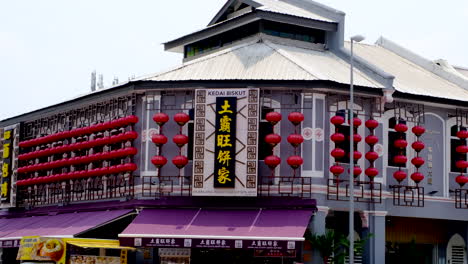 Ein-Altes-Gebäude-In-Der-Stadt-Ipoh,-Umgeben-Von-Wunderschönen-Roten-Chinesischen-Laternen