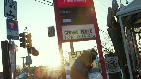 Un-Cartel-Cuenta-Los-Días-Hasta-El-Juicio-De-George-Floyd-En-El-Barrio-Donde-Fue-Asesinado-Por-Agentes-De-Policía-De-Minneapolis-En-Mayo-De-2020.