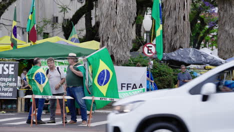 Anhänger-Des-Ehemaligen-Brasilianischen-Präsidenten-Bolsonaro-Campieren-Vor-Dem-Hauptquartier-Der-Armee-In-Porto-Alegre,-Brasilien,-Um-Aus-Protest-Eine-Intervention-Des-Bundes-Nach-Lulas-Präsidentschaftswahl-Zu-Fordern