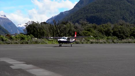 Avioneta-En-El-Aeropuerto-De-Milford-Sound-En-Fjordland