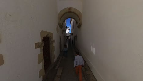 Vista-De-ángulo-Alto-De-Un-Paseo-Por-La-Estrecha-Calle-De-Fonollar-En-Sitges-España