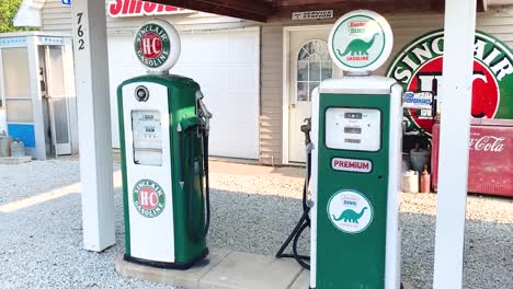 Vintage-Grüne-Sinclair-Benzinpumpen-An-Einer-Alten-Tankstelle-03