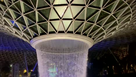 Cámara-Lenta-Y-Primer-Plano-De-La-Cascada-Interior-En-El-Aeropuerto-Joya-De-Changi-En-Singapur