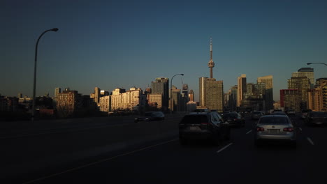 Punto-De-Vista-Amplio-Desde-Un-Automóvil-En-Movimiento-Que-Viaja-Hacia-El-Este-Hasta-El-Centro-De-Toronto-En-La-Autopista-Gardiner