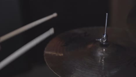 Las-Baquetas-Del-Baterista-Golpean-Rápidamente-El-Platillo-Hi-hat-Zildjian.