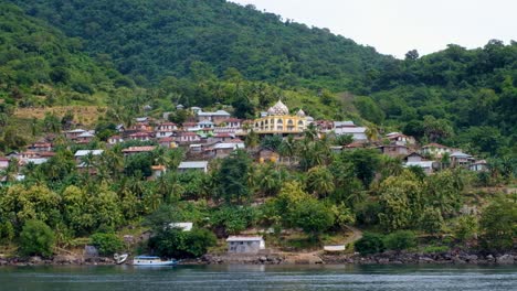 Tempel-Der-Darus-Salam-Timuabang-Moschee-Und-Häuser-Der-örtlichen-Gemeinschaft-Auf-Der-Tropischen-Insel-Alor,-Ost-Nusa-Tenggara,-Indonesien