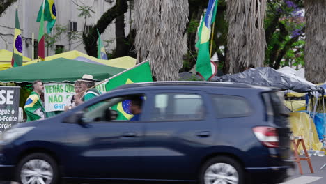 Partidarios-Del-Ex-Presidente-Brasileño-Bolsonaro-Acampan-Frente-Al-Cuartel-General-Del-Ejército-En-Porto-Alegre,-Brasil,-En-Protesta-Pidiendo-Intervención-Federal-Después-De-Las-Elecciones-Presidenciales-De-Lula.