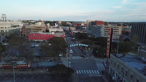 Beale-Street-En-Memphis,-Tennessee-Vista-Desde-Un-Dron