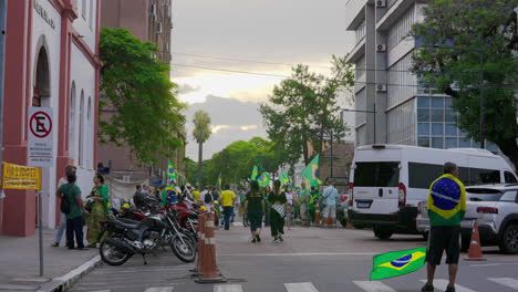 Manifestantes-En-Las-Calles-De-Porto-Alegre,-Brasil,-Pidiendo-Intervención-Federal-Después-De-Las-Elecciones-Presidenciales-De-Lula.