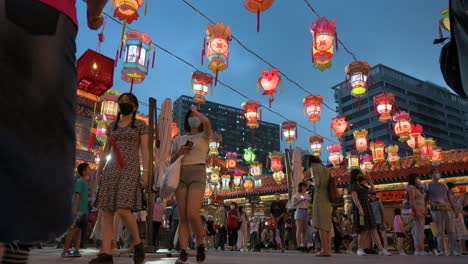 Visitantes-Y-Turistas-Asisten-A-Un-Espectáculo-Nocturno-De-Faroles,-Que-Simboliza-La-Prosperidad-Y-La-Buena-Fortuna,-Para-Celebrar-El-Festival-Del-Medio-Otoño,-También-Llamado-Festival-Del-Pastel-De-Luna,-En-El-Templo-Wong-Tai-Sin.