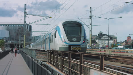 Metro-Saliendo-De-La-Estación-Central-De-Estocolmo.