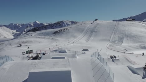 Luftaufnahme-Eines-Freestyle-Skifahrers-Bei-Akrobatik-In-Der-Luft,-Drohnenaufnahme