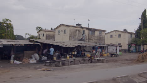 Fahrt-Durch-Slums-Und-Elendsviertel-Voller-Armut-In-Kenia