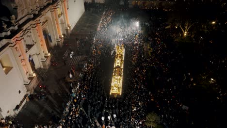 Vista-Aérea-De-Gente-Abarrotada-Y-Carroza-De-Madera-Durante-La-Celebración-Del-Domingo-De-Pascua-En-La-Ciudad-De-Antigua,-Guatemala