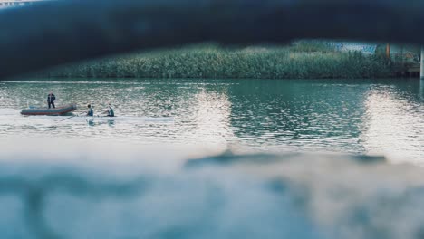 Sport-Im-Freien,-Kanufahren-Im-Stadtfluss,-Kajakfahren-In-Sevilla-In-Sehr-Ruhigem-Blauen-Wasser