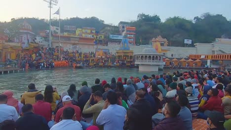 Personas-Reunidas-En-Ganges-Aarti,-Oración-Religiosa-Por-La-Noche-En-La-Orilla-Del-Río,-El-Video-Fue-Tomado-En-Har-Ki-Pauri-Haridwar-Uttrakhand-India-El-15-De-Abril-De-2023