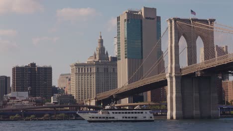 Plano-General-Estático-De-Un-Barco-De-Crucero-En-El-East-River-Con-El-Edificio-Verizon-Al-Fondo---Ciudad-De-Nueva-York-Al-Atardecer