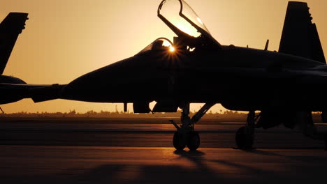 Silueta-De-Un-ángel-Azul-En-La-Pista-Mientras-Los-Aviones-Se-Preparan-Para-Una-Rutina-De-Exhibición-Aérea-Temprano-En-La-Mañana-Amanecer-Dorado-En-Key-West