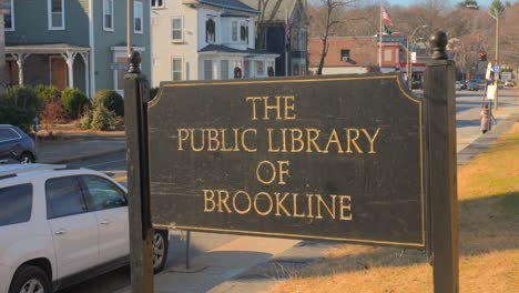 La-Biblioteca-Pública-De-Señalización-De-Madera-De-Brookline-En-Los-Suburbios-De-Boston-En-Brookline,-MA,-Estados-Unidos