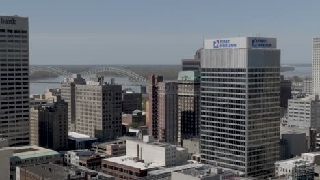 El-Horizonte-Del-Centro-De-Memphis,-Tennessee,-Se-Acerca-Con-Un-Video-De-Un-Dron-Que-Se-Mueve-De-Derecha-A-Izquierda